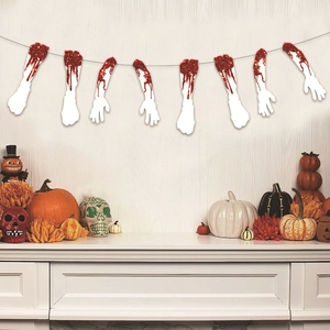 Bannière d'Halloween bras ensanglantés sur cheminée blanche avec décoration de citrouilles