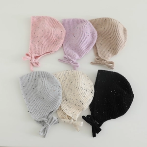 Bonnets tricotés pour enfants en 6 couleurs avec mouchetures et liens réglables