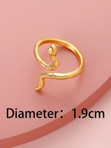Detailansicht eines goldfarbenen Schlangenrings mit Schuppentextur und 1,9 cm Durchmesser