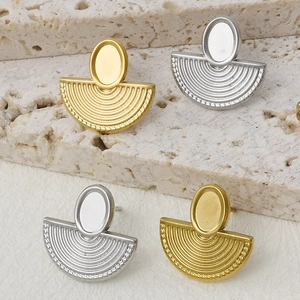 Detailed close-up of retro 304 stainless steel fan-shaped earrings in gold and silver