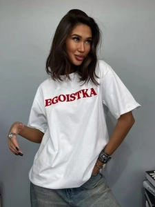 Oversize βαμβακερό λευκό t-shirt με έντονο κόκκινο τύπωμα γραμμάτων EGOISTKA για καλοκαίρι