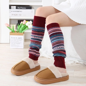 Détail de jambières en tricot bohème et pantoufles à plateforme avec fourrure douce