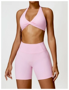 Détail de la brassière de yoga rose à dos nu avec nœud et tissu extensible respirant