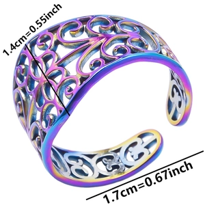 Détail montrant les dimensions de la bague fleur arc-en-ciel avec 1,4cm de large et 1,7cm diamètre