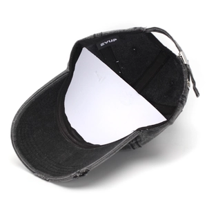Détail de la casquette en coton délavé avec boucle en métal et bords usés style rétro