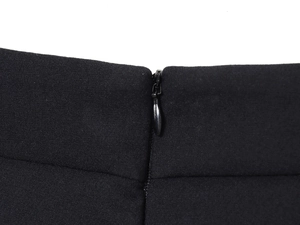Détail rapproché de la texture du tissu noir tissé et de la fermeture éclair invisible