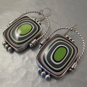 Orecchini geometrici lunghi in vetro colorato fatti a mano con trama in metallo argento