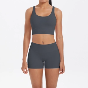 Détail d'un ensemble de yoga gris anthracite avec short taille haute et brassière assortie