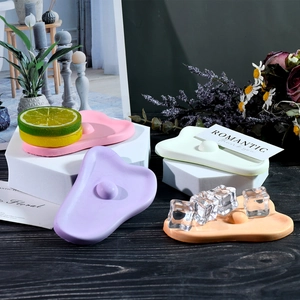 Macro-opname van siliconen mallen voor sieradenschalen in zachte macaron-kleuren op hout