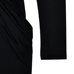 Détails du poignet à manches longues noires et plis latéraux sur une robe ajustée