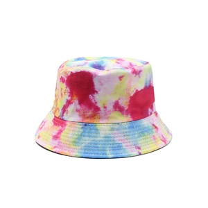 Détail du chapeau bob tie-dye coloré avec des motifs roses, jaunes et bleus
