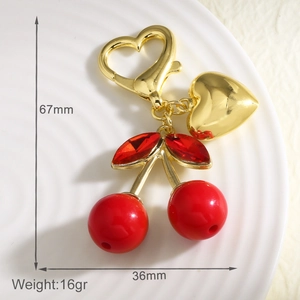 Détails du porte-clés cerise avec dimensions de 67mm par 36mm et poids de 16g