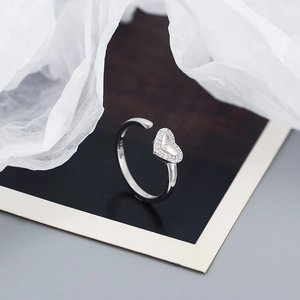 Detailed close-up of S925 sterling silver heart ring with micro-set shimmering crystals