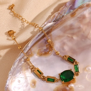 Détail du bracelet plaqué or 18 carats avec pierre verte sur nacre de perle