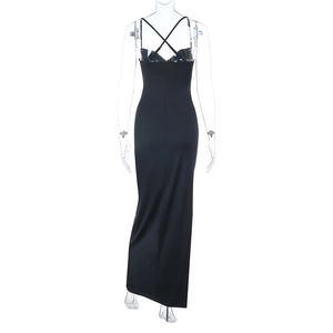 Détail de la robe noire moulante avec bretelles croisées dans le dos et coupe minimaliste