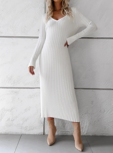 Détail de la robe élégante en tricot blanc à col en V et manches longues avec texture