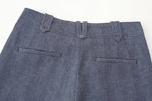Detail der dunkelblauen Fischgrätenhose mit Gürtelschlaufen und hinteren Paspeltaschen