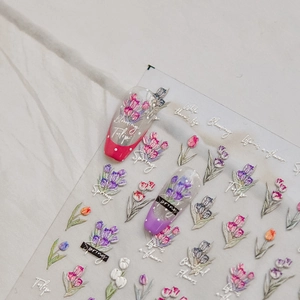 Vue détaillée des stickers ongles 5D tulipes avec motifs floraux et lettres élégantes