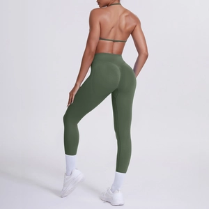 Dettaglio dei leggings da yoga verde oliva a vita alta con effetto scrunch sul retro