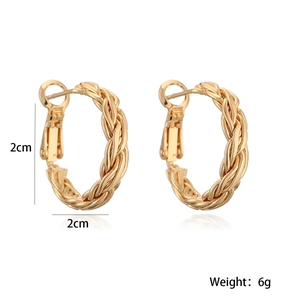 Détail de créoles torsadées plaquées or 18 carats avec diamètre 2cm et poids de 6g