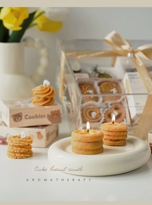 Vela aromática con forma de galleta en plato de cerámica con elegante caja de regalo