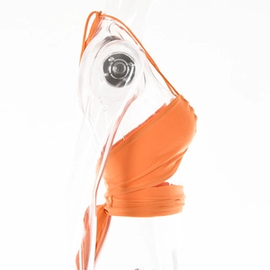 Détail du haut orange dos nu avec un design unique de liens enroulés à la taille