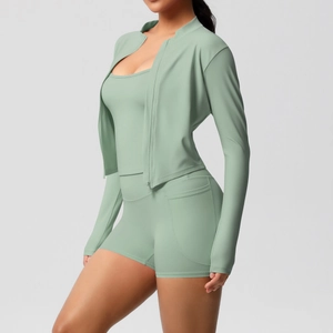 Ensemble de yoga 3 pièces avec veste zippée, débardeur et short à poches en vert haricot