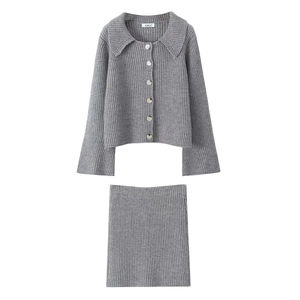 Détail de l'ensemble cardigan en maille grise et minijupe montrant la texture côtelée