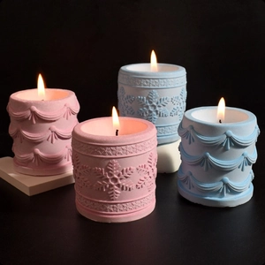 Moules à bougies cylindriques avec flocons en relief en rose et bleu, fini mat élégant