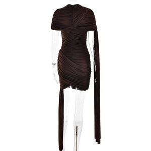 Detailansicht dunkelbraunes gerafftes Bodycon-Kleid mit asymmetrischem Band auf weißem Grund