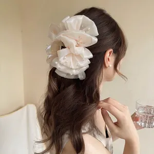 Elegante pinza per capelli grande in organza bianco crema con perle per donne