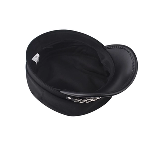 Détail de l'intérieur de la casquette noire avec étiquette taille 58 et chaîne argentée