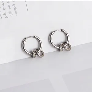 Silberne Edelstahl-Creolen mit Zirkonia-Pavé-Anhängern und schlichten Metall-Details