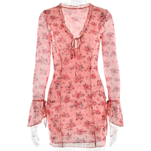 Détail de la robe courte en tulle rose à fleurs avec col en V noué et manches évasées