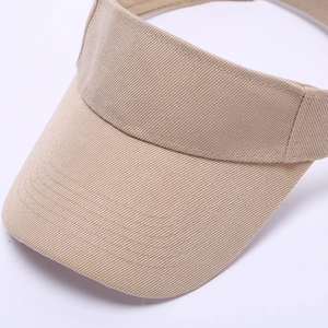 Détail du tissu en sergé respirant et des coutures soignées sur la visière beige