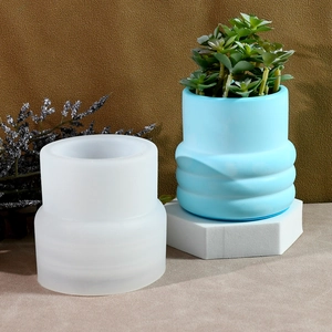 Dettaglio dello stampo in silicone e del vaso blu a onde per piante succulente