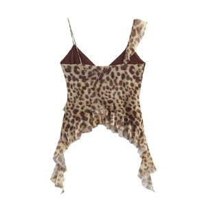 Detail eines Camisole mit Leopardenmuster, dünnen Trägern und gestuftem Rüschensaum