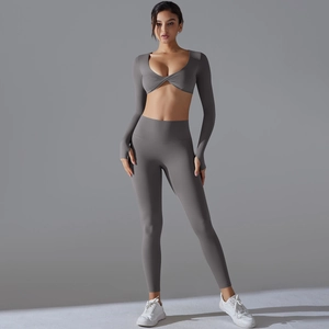Detailansicht des dunkelgrauen Yoga-Sets mit V-Ausschnitt und Daumenloch-Design