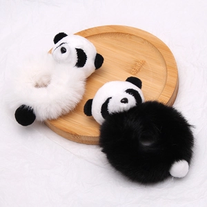 Chouchous en peluche panda noir et blanc sur un plateau en bois pour filles