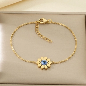 Détail du bracelet tournesol avec incrustation d'opale bleue sur chaîne en acier doré