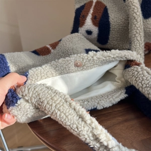 Détail de l'intérieur du sac en peluche avec fermoir magnétique et doublure blanche