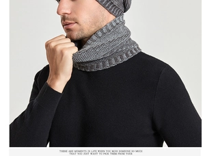 Détail du tour de cou en tricot gris avec texture côtelée épaisse et doublure polaire