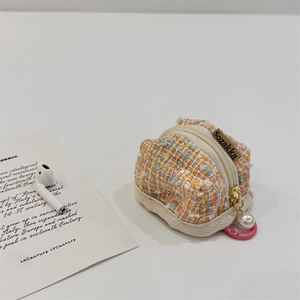 Vista dettagliata della custodia per auricolari in tweed con zip dorata e perla