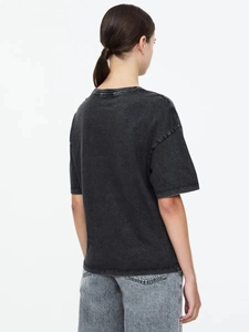 Vista posteriore di una t-shirt in cotone grigio scuro lavato pesante stile vintage