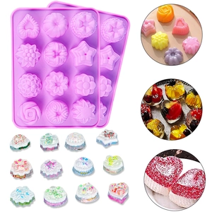 Détail du moule en silicone violet à 12 cavités avec formes de fleurs et de cœurs