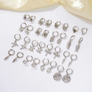 Set di orecchini a cerchio in acciaio argento con ciondoli stella e mano di Fatima su bianco
