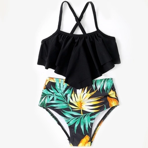 Maillot de bain deux pièces fille avec haut à volants noirs et bas à imprimé tropical