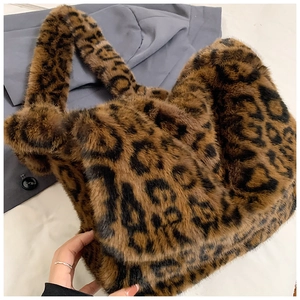 Primer plano detallado que muestra la suave textura de piel sintética de leopardo