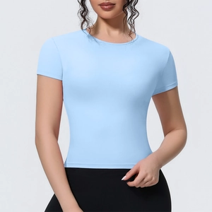 Détail du t-shirt de sport bleu ciel cintré avec tissu respirant et col rond classique