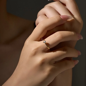 Elegant s925 silver gold-plated ring featuring a sparkling mini white zircon on hand
